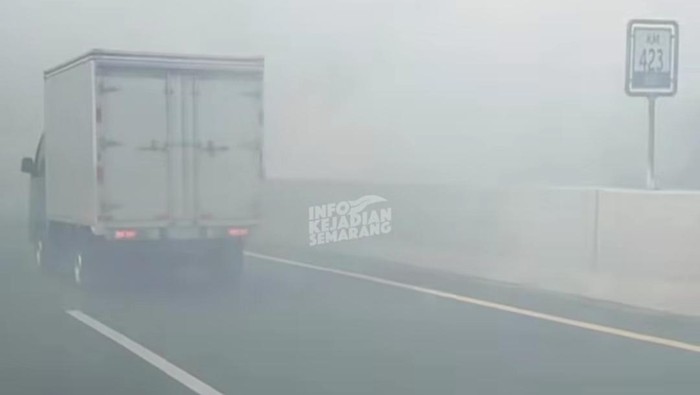 Viral di Semarang Penampakan truk boks yang mengeluarkan kepulan asap di jalan tol Ungaran-Banyumanik, Semarang, Rabu (18/6/2025).