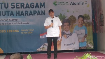 Wamensos Bagikan Seragam Sekolah untuk 10 Ribu Siswa: Semua Harus Sekolah