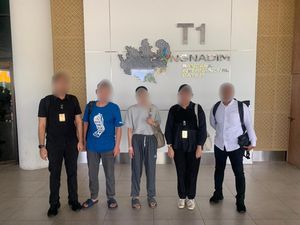 Turis China & India Dideportasi dari Batam, Ketahuan Overstay 2 Bulan Turis China & India Dideportasi dari Batam, Ketahuan Overstay 2 Bulan