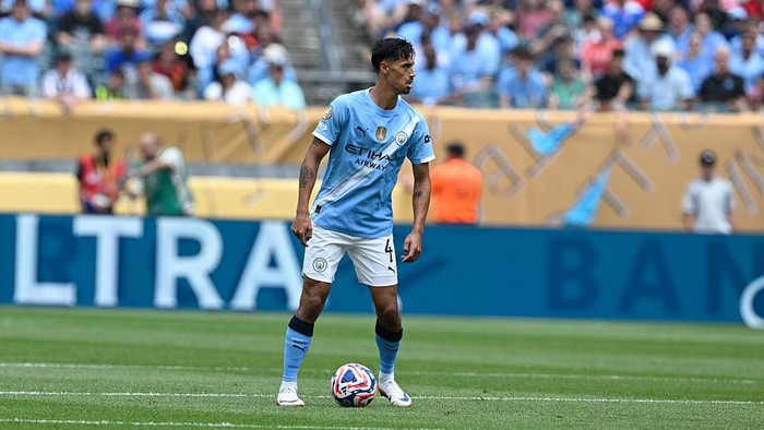 PHILADELPHIA, PA - JUNE 18: Manchester City midfielder Tijjani Reijnders #4 looks to pass during the 2025 Club World Cup match between Manchester City and Wydad AC on June 18th, 2025 at Lincoln Financial Field in Philadelphia, PA. (Photo by Terence Lewis/Icon Sportswire via Getty Images)