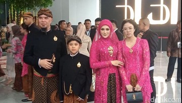 Penampilan Mulan Jameela dan Ahmad Dhani Tiba di Lokasi Unduh Mantu
