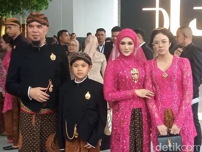 Penampilan Mulan Jameela dan Ahmad Dhani Tiba di Lokasi Unduh Mantu