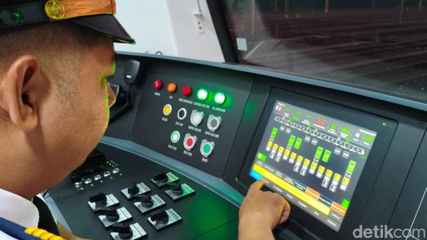 Ainul Yakin menceritakan pengalaman menjadi masinis KRL Jabodetabek selama 10 tahun. Dia bagikan kisah awal mula menjadi masinis hingga hal paling mengesankan. (Kurniawan F/detikcom)