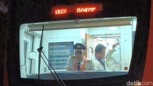 Pagi-pagi Buta Cek Kereta Demi Roker Tak Telat Kerja