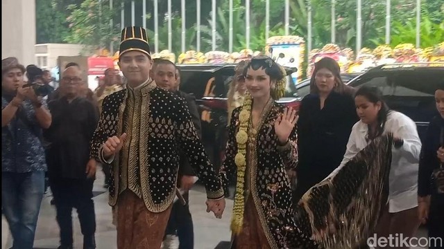 Highlight Dunia Hiburan InsertLive : Acara Ngunduh Mantu, Al Ghazaly & Alyssa Daguise Elegan Dalam Nuansa Adat Jawa