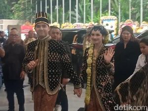 Lambaian Tangan Al Ghazali dan Alyssa Daguise di Unduh Mantu