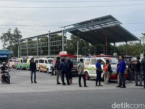 Driver Ambulans Geruduk Lokasi Demo Sopir Truk Solo Raya Buntut Perusakan Mobil