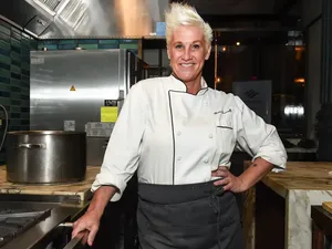Anne Burrell, Chef Nyentrik yang Meninggal di Usia 55 Tahun Anne Burrell, Chef Nyentrik yang Meninggal di Usia 55 Tahun