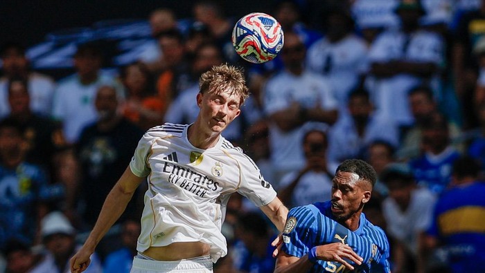dean huijsen real madrid vs al hilal piala dunia antarklub 2025 madrid vs al hilal MIAMI GARDENS, FL - JUNE 18: Real Madrid Real Madrid CF Defender Dean Huijsen (24) and Al Hilal Musab Aljuwar (18) battle for the ball during the FIFA Club World Cup Group H Real Madrid C. F. v Al Hilal at the Hard Rock Stadium on June 18, 2025 in Miami Gardens, Florida. (Photo by Chris Arjoon/Icon Sportswire via Getty Images)