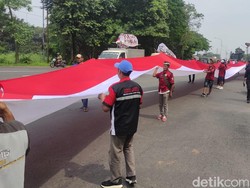 Demo ODOL, Ratusan Sopir Truk Luruk Dishub Jatim Bawa Bendera Raksasa