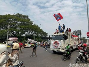 Tak Hanya Bentangkan Bendera, Sopir Truk Demo ODOL Usung Keranda
