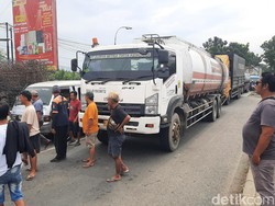 Massa Demo ODOL di Jalan Lingkar Pati Hentikan Paksa Truk Lewat