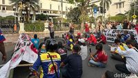 Jalan Pahlawan Penuh Truk Demo ODOL