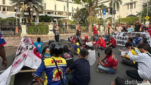 Jalan Pahlawan Penuh Truk Demo ODOL