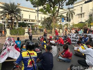 Jalan Pahlawan Penuh Truk Demo ODOL