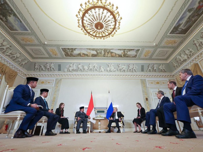 Indonesian President Prabowo Subianto and Russian President Vladimir Putin attend a meeting in Saint Petersburg, Russia June 19, 2025. Sputnik/Vyacheslav Prokofyev/Pool via REUTERS ATTENTION EDITORS - THIS IMAGE WAS PROVIDED BY A THIRD PARTY.