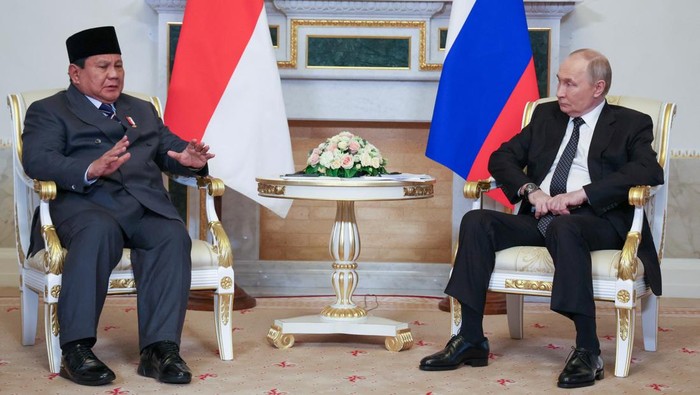Duduk Dekat Putin, Prabowo Sampaikan Terima Kasih Dukung RI Masuk BRICS Indonesian President Prabowo Subianto and Russian President Vladimir Putin attend a meeting in Saint Petersburg, Russia June 19, 2025. Sputnik/Vyacheslav Prokofyev/Pool via REUTERS ATTENTION EDITORS - THIS IMAGE WAS PROVIDED BY A THIRD PARTY.