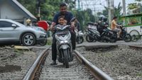 Duh, Rel Kereta di Matraman Dibajak Pemotor-Gerobak