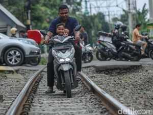 Dilarang Keras Masuk Jalur Kereta! Nekat, Denda Rp 15 Juta Dilarang Keras Masuk Jalur Kereta! Nekat, Denda Rp 15 Juta