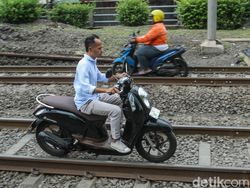 Nekat Masuk Jalur Kereta, Siap-siap Didenda Rp 15 Juta!