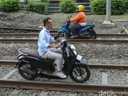 Nekat Masuk Jalur Kereta, Siap-siap Didenda Rp 15 Juta!