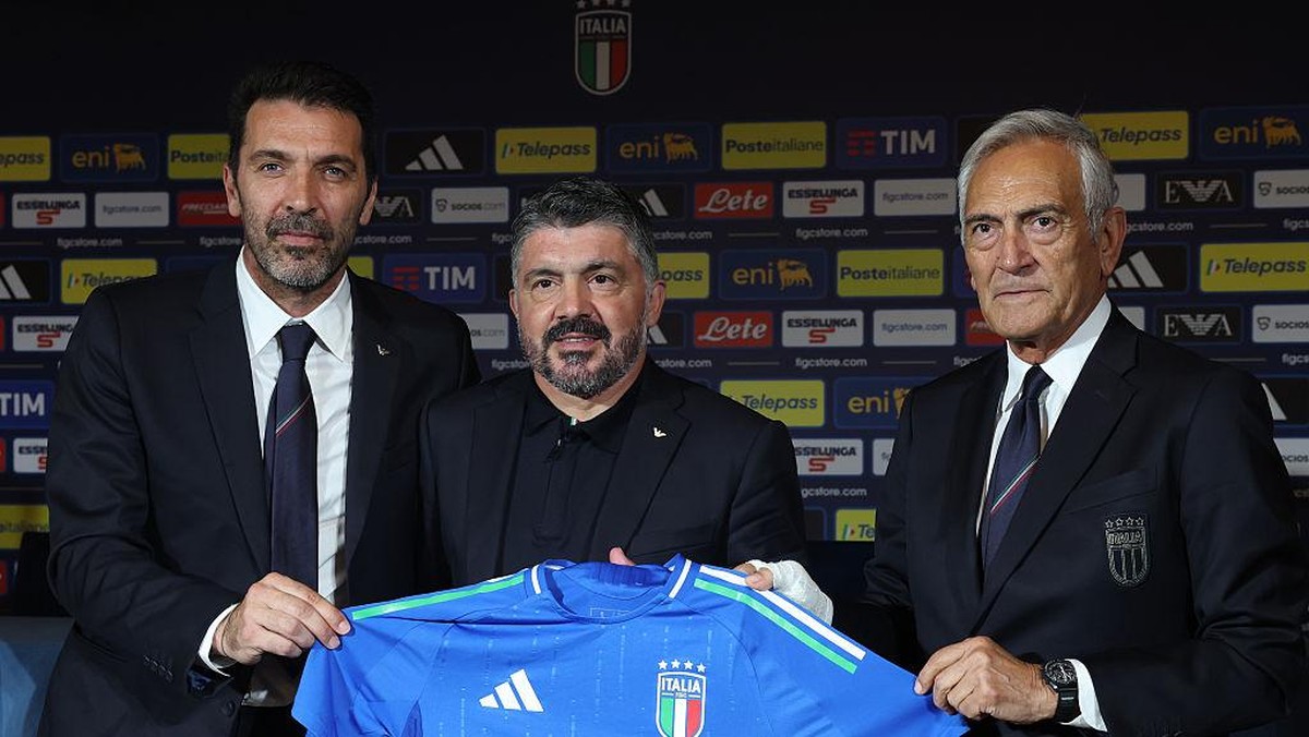Gennaro Gattuso (tengah) diapit oleh Ketua Delegasi Timnas Italia Gianluigi Buffon (kiri) dan Presiden FIGC Gabriele Gravina. Foto: FIGC via Getty Images/Claudio Villa - FIGC