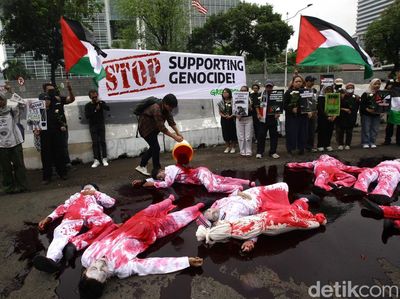 Greenpeace Gelar Aksi Teatrikal Damai untuk Gaza di Kedubes AS