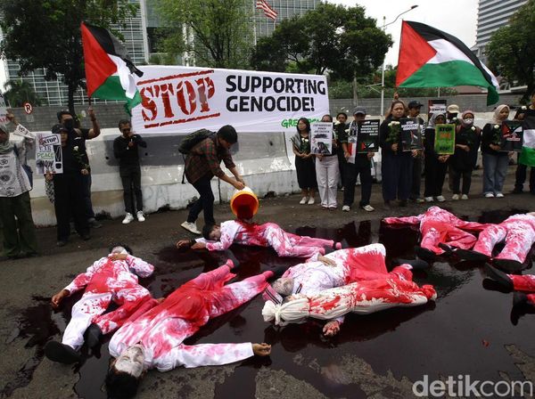 Greenpeace Gelar Aksi Teatrikal Damai untuk Gaza di Kedubes AS