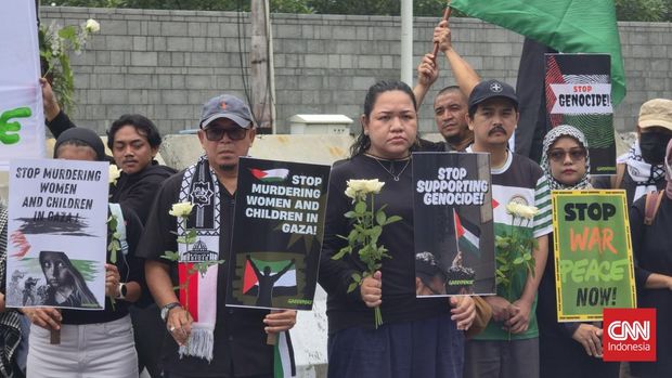 Greenpeace Indonesia hari ini menggelar aksi damai di depanKedutaan Besar Amerika Serikat di Jakarta sebagai bentuk solidaritas terhadap warga sipilGaza yang terus menjadi korban dalam krisis kemanusiaan yang paling parah di abad ini.Dalam aksi bertajuk “Stop Genocide, Peace Now”, Greenpeace menyerukan penghentiansegera perang dan kekerasan terhadap warga sipil, serta mendesak dibukanya akses penuhbagi bantuan kemanusiaan yang selama ini dibatasi
