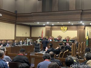 Eks Hakim MK Maruarar Siahaan Jadi Saksi Meringankan di Sidang Hasto Eks Hakim MK Maruarar Siahaan Jadi Saksi Meringankan di Sidang Hasto