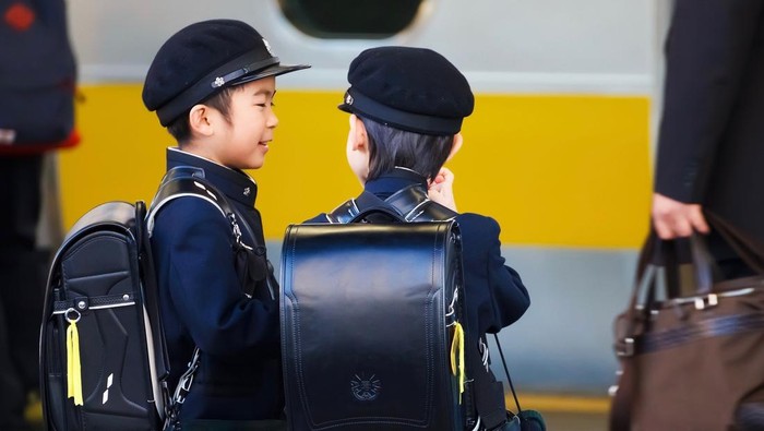 Ilustrasi anak Taman Kanak-kanak di Jepang. Cara menanamkan sifat berdikari untuk anak Taman Kanak-kanak di Jepang. (Tokyo, Japan - November 22 2013)