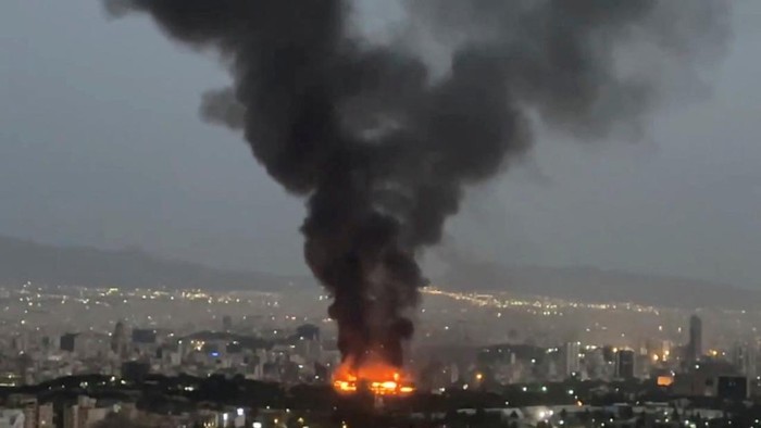 Israel Luncurkan Serangan Terbaru ke Iran Smoke rises from a fire, as the Israel-Iran air war continues, in Tehran, Iran, in this still image obtained from social media video released June 17, 2025. Social Media/via REUTERS THIS IMAGE HAS BEEN SUPPLIED BY A THIRD PARTY. NO RESALES. NO ARCHIVES. NEWS USE ONLY