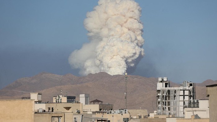 Israel Luncurkan Serangan Terbaru ke Iran Smoke rises following an Israeli attack in Tehran, Iran, June 18, 2025. Majid Asgaripour/WANA (West Asia News Agency) via REUTERS ATTENTION EDITORS - THIS PICTURE WAS PROVIDED BY A THIRD PARTY TPX IMAGES OF THE DAY