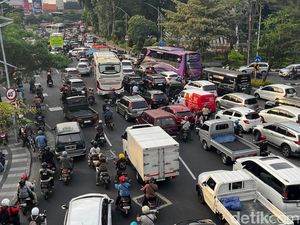 Jalan Frontage Ahmad Yani Macet Parah Imbas Demo ODOL di Surabaya Jalan Frontage Ahmad Yani Macet Parah Imbas Demo ODOL di Surabaya
