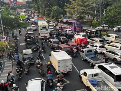 Jalan Frontage Ahmad Yani Macet Parah Imbas Demo ODOL di Surabaya