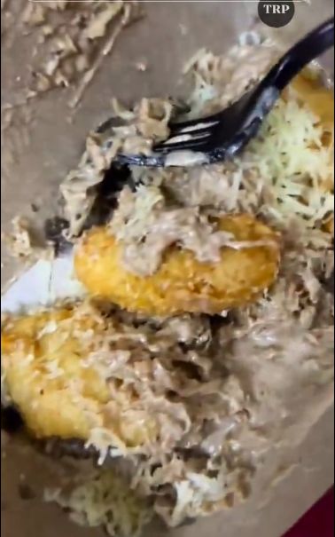 Jijik! Beli Pisang Goreng Keju Tiramisu Dapat 'Topping' Cicak Utuh