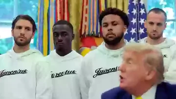 Momen Canggung Trump Bicara Soal Iran, Ada Pemain Juventus di Belakangnya