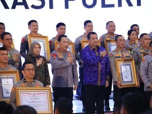Kapolri Beri Penghargaan Pembangunan Zona Integritas WBK ke Divisi Humas Polri