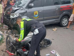 Ambulans Tabrak 2 Motor di Cirebon, 1 Orang Tewas Ambulans Tabrak 2 Motor di Cirebon, 1 Orang Tewas