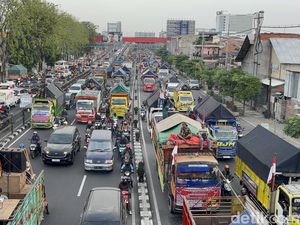 Keluh Kesah Warga Surabaya Terjebak Kepadatan Imbas Demo Sopir Truk