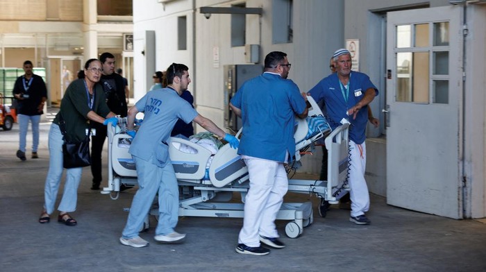 Konflik Memanaѕ! RS Israel Kena Serangan Rudal Iran Soroka Medical Center di Israel selatan terkena serangan eksklusif dari rudal Iran. Serangan respon Israel targetkan reaktor Arak di Iran.
