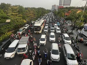 Taman Pelangi Super Padat Imbas Demo Truk ODOL