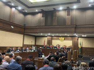 Eks Hakim MK di Sidang Hasto Ibaratkan Alat Bukti Tak Sah seperti Pohon Beracun Eks Hakim MK di Sidang Hasto Ibaratkan Alat Bukti Tak Sah seperti Pohon Beracun
