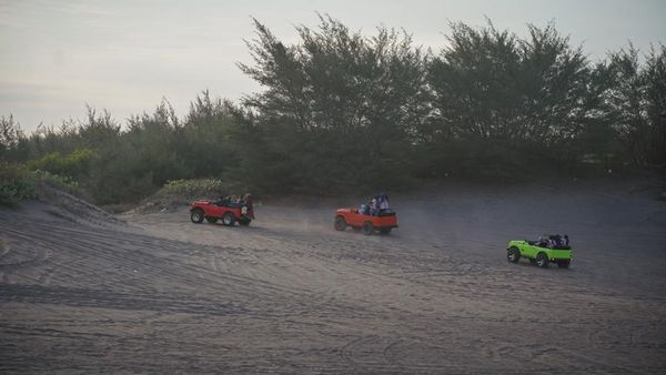 Menyusuri Keindahan Gumuk Pasir Parangtritis dengan Jip