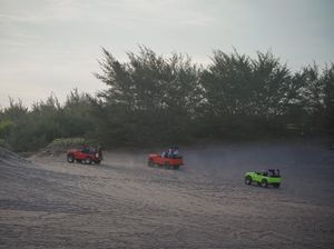 Menyusuri Keindahan Gumuk Pasir Parangtritis dengan Jip Menyusuri Keindahan Gumuk Pasir Parangtritis dengan Jip