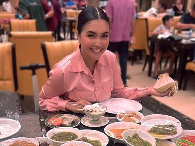 Momen Denada Makan Donat hingga Nasi Padang yang Curi Perhatian