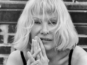 Pamela Anderson Sebut AI & Filter Membosankan, Pilih Tampil Alami Tanpa Makeup Pamela Anderson Sebut AI & Filter Membosankan, Pilih Tampil Alami Tanpa Makeup
