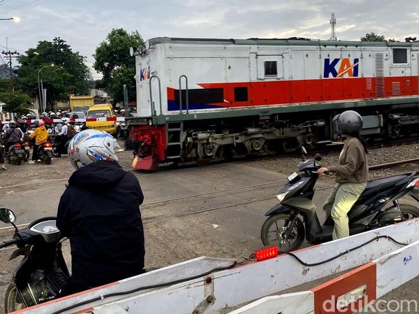 Para Penantang Maut yang Tak Sabar Menanti di Balik Palang Kereta