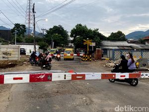 Uji Nyali Para Pengendara Nekat di Perlintasan KA Cicalengka Uji Nyali Para Pengendara Nekat di Perlintasan KA Cicalengka