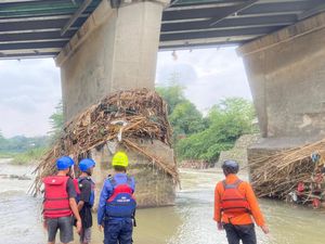 Pencarian Pemuda Hanyut di Sungai Cileungsi Bogor Dilanjutkan Besok Pagi Pencarian Pemuda Hanyut di Sungai Cileungsi Bogor Dilanjutkan Besok Pagi